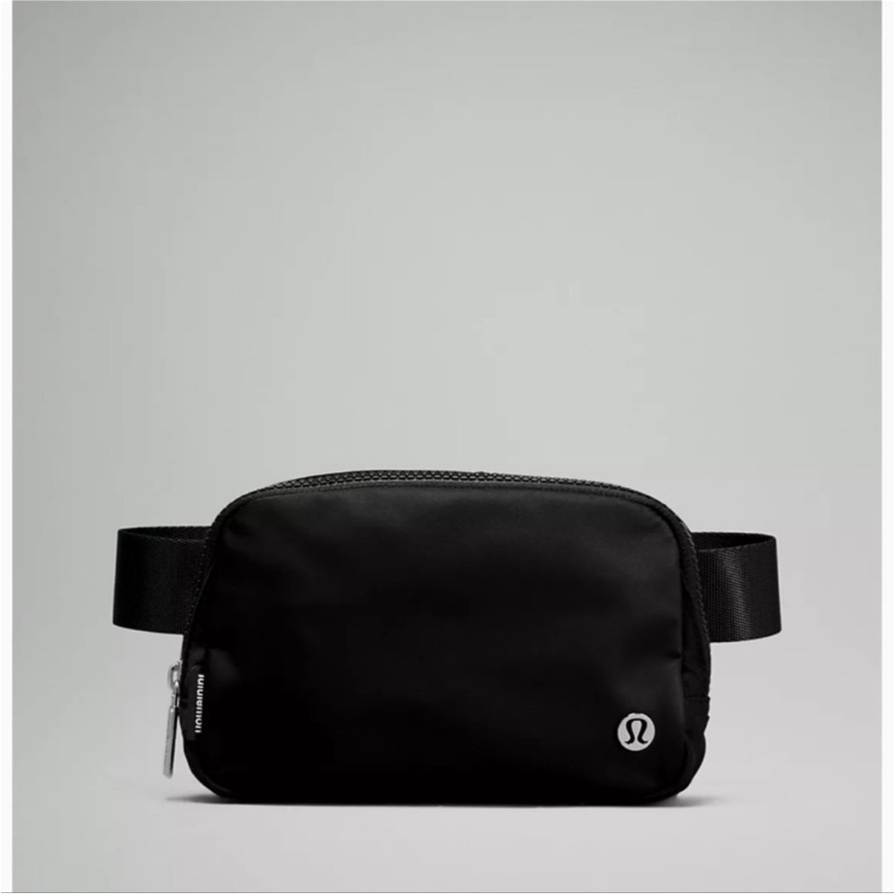 lululemon everywhere belt bag with silver logo